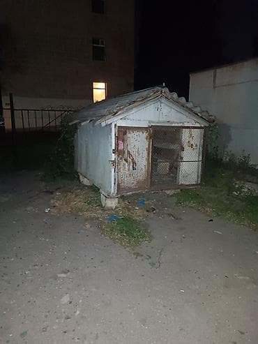 Metal korpuslu kiçik anbar/boks tipli köşk. - Karkas: tamamilə