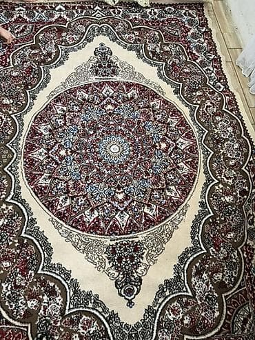 Xalça – klassik şərq ornamentli, mərkəzdə medalyon kompozisiyalı. -