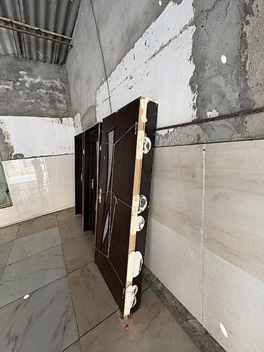 divar paneli: Daxili qapılar – şüşəli dekorlu, tünd qoz rəngində - Material — 3