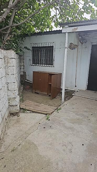 Bayilda daş bazariyla uzbeuz. Yola yaxin yerde 2 otaqli ev icareye