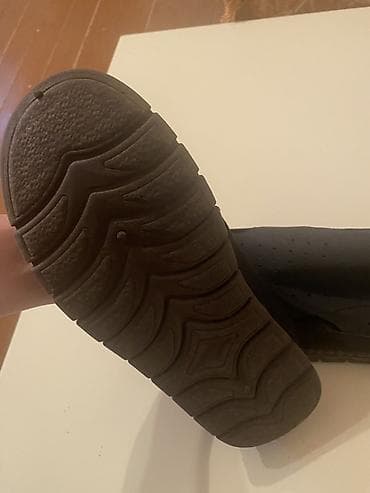 ayaqab: Qara rəngli nəfəsalan rezin/plastik çimərlik ayaqqabısı (slip-on — 3