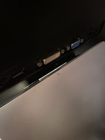 bort kompüter: HP monitor - Təxminən 23–24 düym ekran ölçüsü, nazik çərçivə və — 4