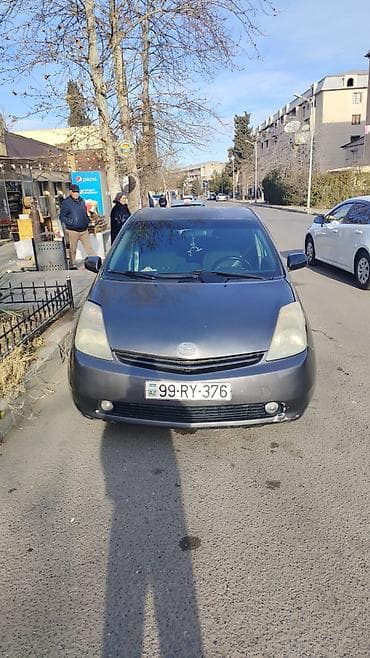 Toyota Prius – hibrid hetçbek - Korpus: 5 qapılı hetçbek, tünd boz