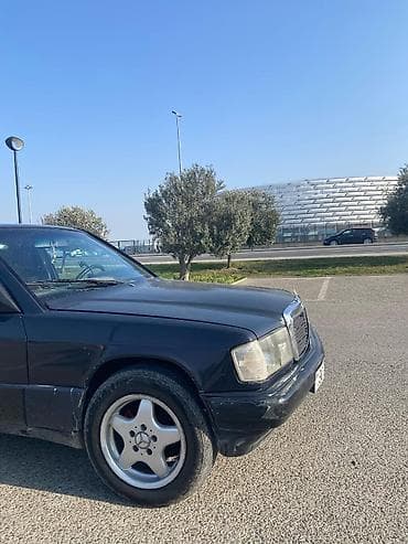 motoblok kreditle satisi: Mercedes-Benz 190 (W201) modelinə aid qara rəngli sedan avtomobili — 3