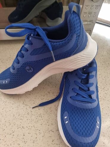 nişan xonçaları bəzədilməsi: Mavi idman ayaqqabısı - Brend işarəsi: “AZE” yazısı və loqo - Rəng — 1