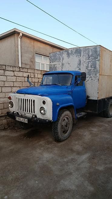 karavan: Yükdaşıma üçün GAZ-53 tipli yük maşını və üzərində iri həcmli qapalı — 1