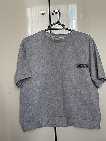 kisi geyimi: Boz rəngli qısaqol sweatshirt/T-shirt. - Model: basic, dairəvi — 1