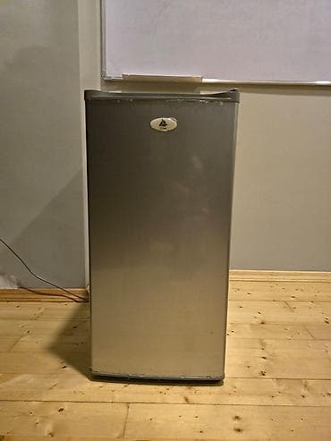 Kiçik ölçülü bir qapılı soyuducu - Rəng: metalik/boz - Kompakt ölçü