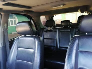 c class 240 mercedes: Kia Sorento, gümüşü rəng, 5 qapılı SUV. Əsas xüsusiyyətlər: - Güclü — 6