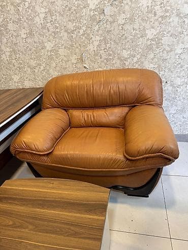 Dəri kreslo və oval kofe masası dəsti - Kreslo: karamelli-qəhvəyi — 1
