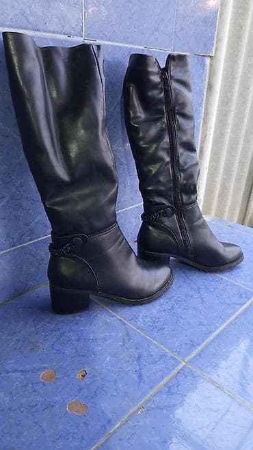 Çəkmələr: Qadın üçün uzun çəkmə - Rəng: qara - Model: dizə yaxın uzunluq, yan — 1