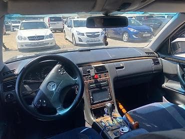 siqaret tutunu: Mercedes-Benz E‑Class (W210) sedan - Korpus: qara/yaşıl tünd rəngli — 4