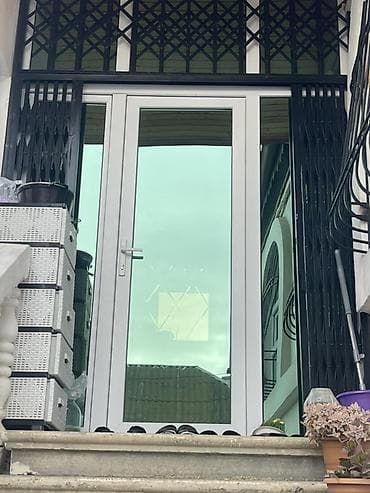 Dekorativ divar panelləri: Her ikisi satılır 2-3 ayındı, qapı iki şüşelidir, güzgülüdü. Metall — 1