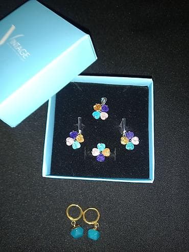 mini çanta: Paslanmaz metaldan rəngli qaşlarla üzük, sırğa, klon dəsti. Və ayrıca — 2