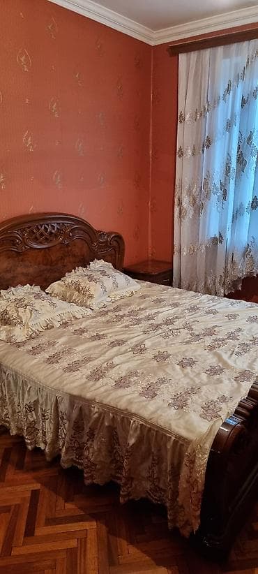 komod satilir: Təcili satılır! 2 nəfərlik yataq dəsti,güzgülü komod,2 tumba,güzgülü — 2