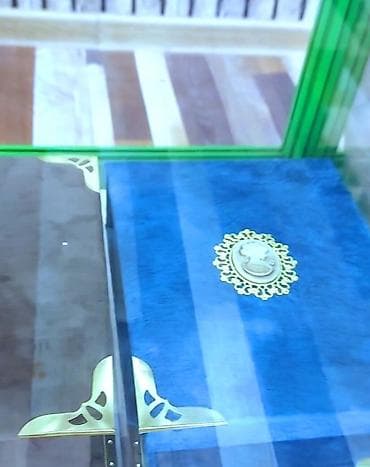 qizil alan: Hazır Ətir biznesi satılır. Kondinsaner, mebellər, vitrinlər — 9