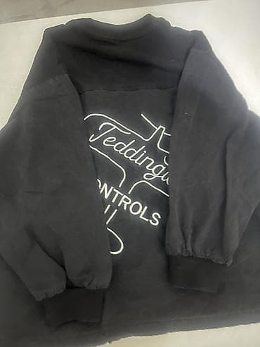 dəs paltar: Qara rəngli uniseks sweatshirt - Ön hissədə iri ağ qrafika və — 1