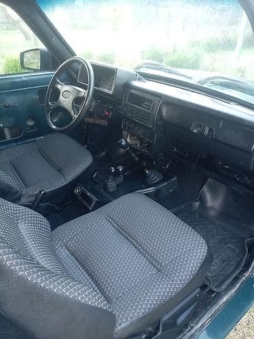 niva barı: LADA Niva (VAZ 2121) – yaşıl rəngli 3 qapılı SUV Xüsusiyyətlər: - Tam — 5