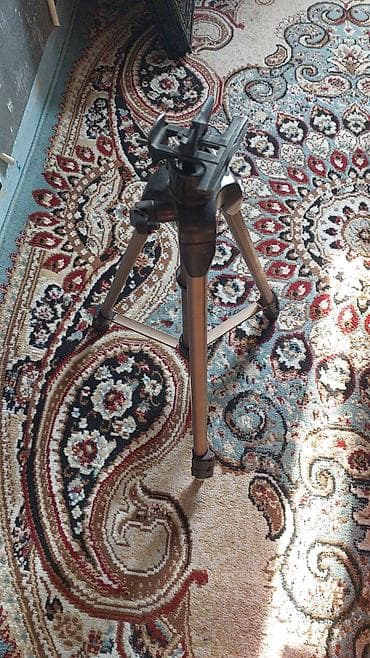 Üçayaqlı foto/video tripod. bir ve yaxud iki defe istifade olunub