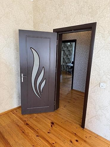 qapi gence: - Qapı: Daxili otaq qapısı, tünd qəhvəyi rəngdə, taxta teksturalı — 3