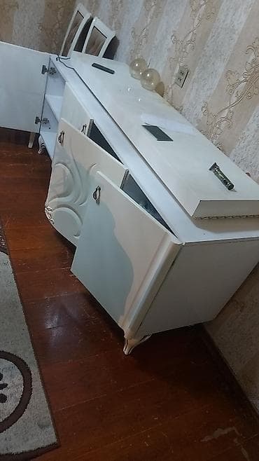 qonaq otaqi mebel: Salam mebeler ikinci eldir ela vezyetdedir oturacaq divan 2 ededir her — 2