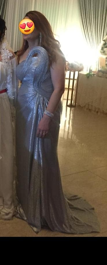 kombinezon donlar: Gümüşü rəngli, uzun ziyafət/libas. 1 dəfə geyinilib. 40-42 ölçülərə — 2