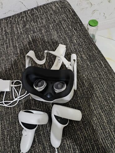 oyun ucun qulaqciqlar: Oculus meta quest 2 ideal vəziyyətdədir 6/256 qutusu var.Daxilində 100 — 5