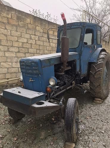 Məhsul: Mavi rəngli təkərli traktor və kənd təsərrüfatı aqreqatları