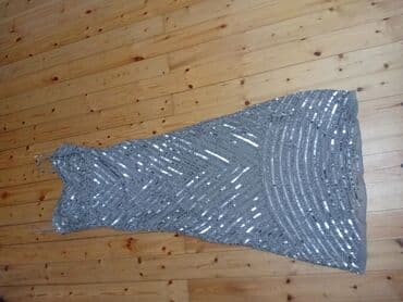 Ziyafətlər və xüsusi tədbirlər üçün nəzərdə tutulmuş boz rəngli qadın