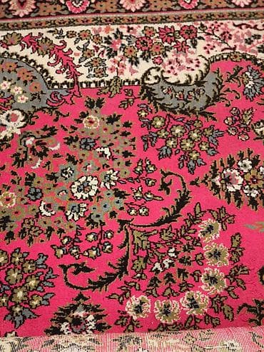 Şərq üslublu xalça – parlaq çəhrayı fon üzərində klassik floral