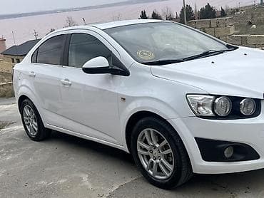 bmw e34 turbo: Chevrolet Aveo sedan – ağ rəngdə, 4 qapılı, şəhər üçün çevik və — 5