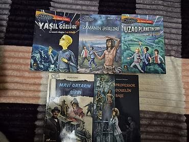 Elmi-fantastika janrında nadir sovet dövrü kitabları dəsti. Dəstə