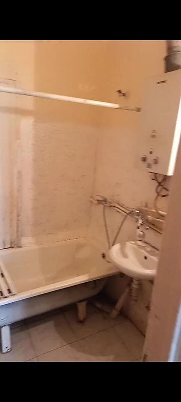 əcəmidə satılan evlər: Ecemide metronun düz yanında 3 otaqlı ev 5/4.400 manata makler haqqı — 6