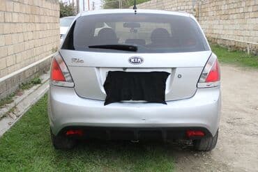 15 disklər: Kia Rio hatchback – gümüşü rəngdə, 5 qapılı şəhər avtomobili. Xarici — 6