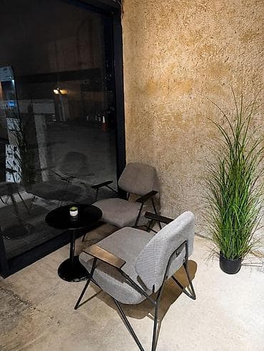 kafe divani: Stullar ilə, Yumru masa — 1