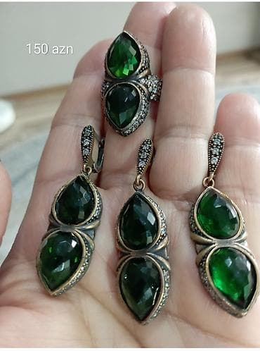 Ювелирные изделия: Zümrüdı rəngli daşlarla bəzədilmiş zərgərlik dəsti - Tərkib: üzük və — 1
