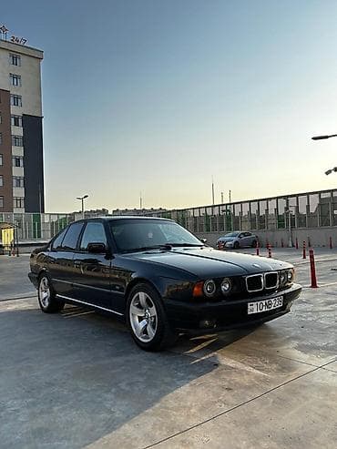 tesla model 3: BMW 5 series: 2.5 l | 1995 il Sedan — 5
