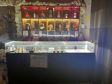 Qizik - Ön hissə: Şüşə vitrinli iki bölmə, LED işıqlandırma ilə