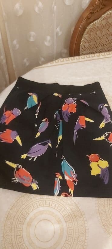 karandaş qadın ətəkləri: Əla vəziyyətdə hər iki yandan cibləri olan ətək.Qiyməti 8 manat — 2