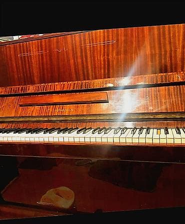 Akkustik pianino – şaquli model - Korpus: parlaq cilalanmış tünd
