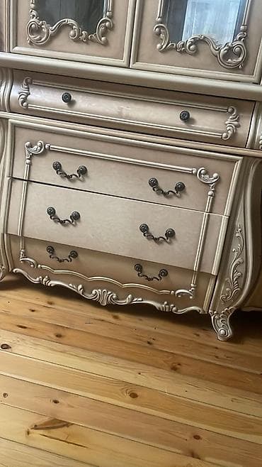 tək qorka: Klassik üslubda vitrin-bufet - Rəng: krem/bej, qızılı relyef — 3