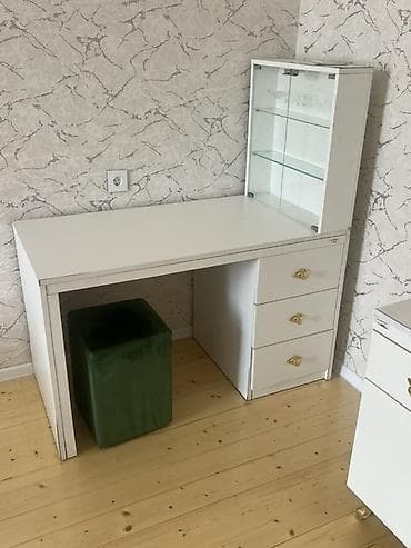 Ağ rəngli masa dəsti - Funksional dizayn: sağ tərəfdə 3 çekmece və