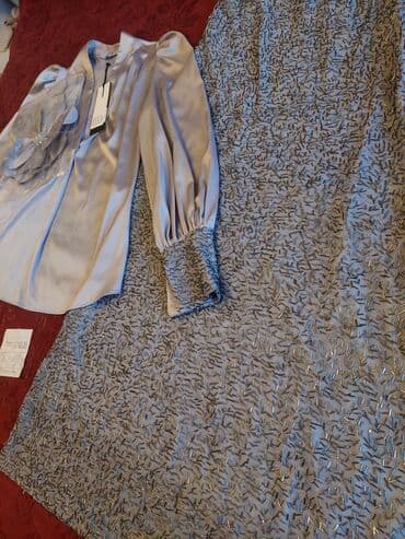 Yenidir. 207 alınıb. 100 satılır