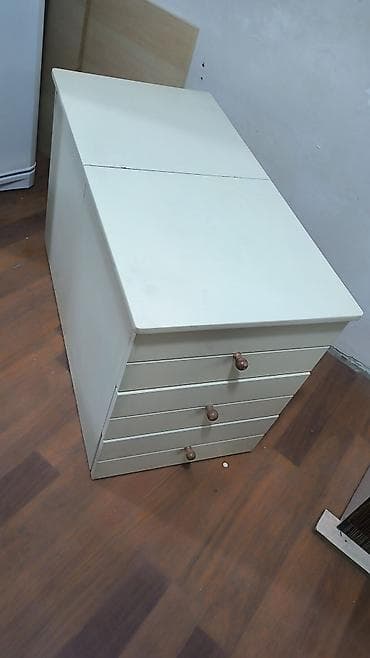 islemis mebiler: Ikiterefli şkaf bir terefi siyirmelerle diger terefi qapaq kimi açılır — 2