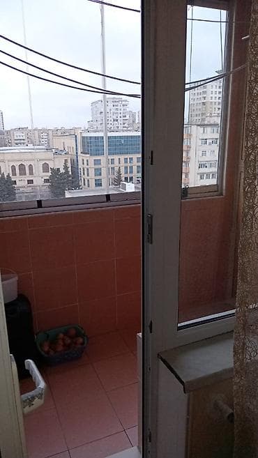 ev bine: Bakı, 8-ci mikrorayon, 3 otaqlı, Köhnə tikili, m. Azadlıq Prospekti, 76 kv. m — 2