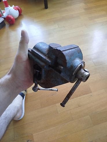 Alətlər: Sovet istehsalı metal işləri üçün stolüstü vitse (model işarəsi — 1