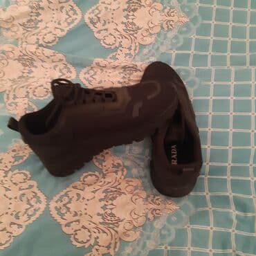 qaqa stili: Prada kişi krossovkası – tam qara rəngdə, iri protektorlu qalın rezin — 5