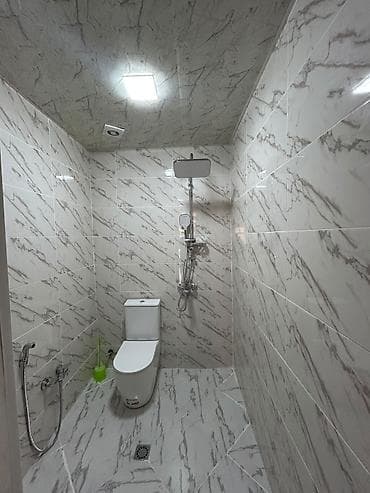 Taxta interyerli, yüksək tavanlı A‑Frame tipli geniş dağ evi — 5