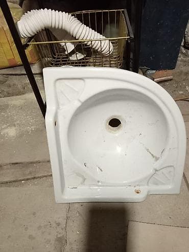 Işlənmiş künc üçün keramika əl-üz yuyan. Divara bərkidilmə üçün montaj