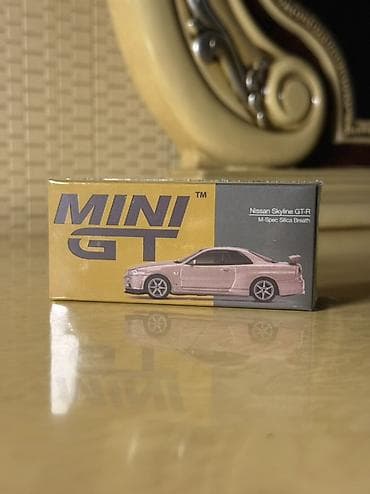 dəmir pullar: Mini GT kolleksiya modeli – Nissan Skyline GT‑R R34 (M‑Spec “Silica — 1